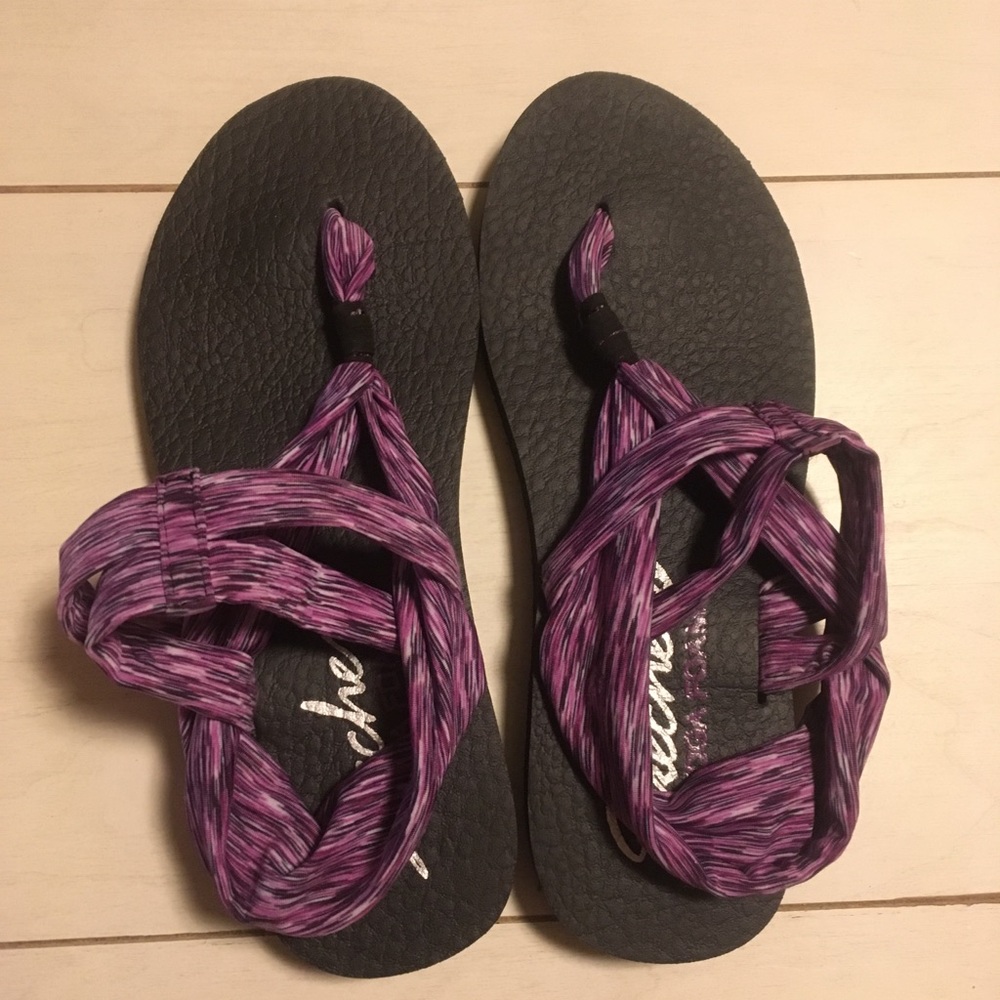 Lightly used Skechers Yoga Foam sandals size 7.